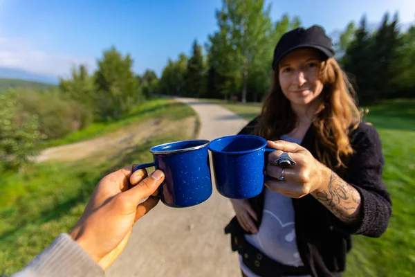Zwei glückliche Menschen trinken Kaffee und Tee — Stockfoto