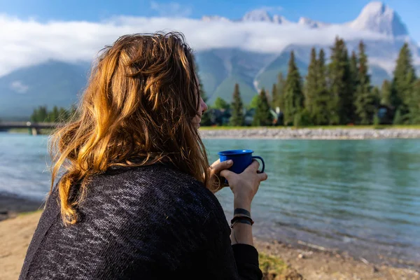 Lady dricker sitt kaffe på Canmore Bc floden — Stockfoto