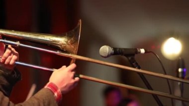 Tromboncu sahnede canlı çalıyor.