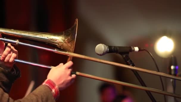 Trombonist speelt live op het podium — Stockvideo