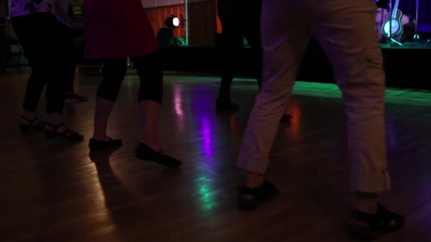 老年人在社区大厅里跳排行舞 — 图库视频影像