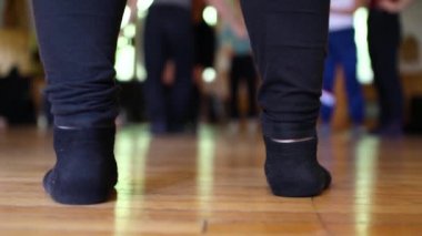 Öğrencilerin bacaklarının arasındaki dansçılar