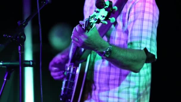 Man playing a Banjo on stage — Stock Video