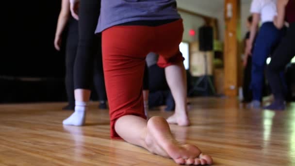Dançarinos massagem uns aos outros na aula — Vídeo de Stock
