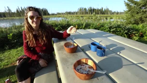 Сніданок на відкритому повітрі на річці — стокове відео