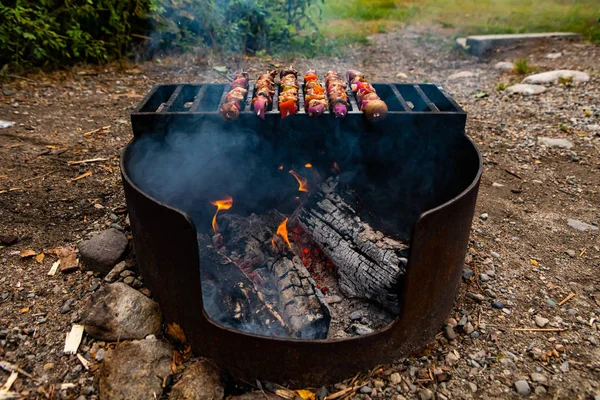 Vaření masa venku na grilu — Stock fotografie