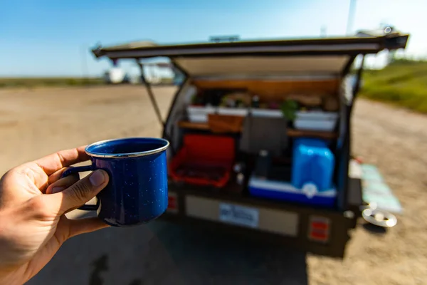 Egy csésze kávé vagy tea nyitott karaván előtt. — Stock Fotó