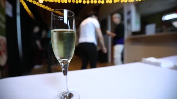 Жінки розмовляють і келих шампанського — стокове відео