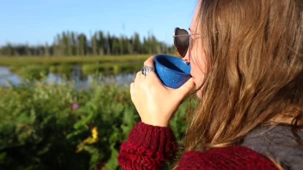 Caffè di mattina e di donna da un fiume — Video Stock