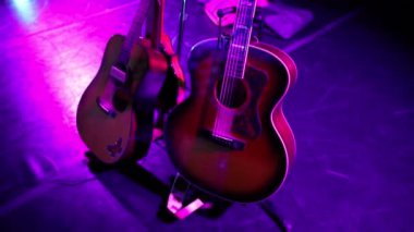 Tribünlerdeki akustik gitarlar ve mandolinler