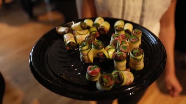 Viene offerto un vassoio di finger food — Video Stock