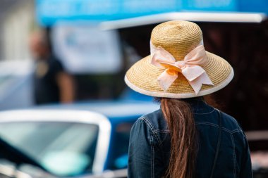 Antika araba fuarındaki insanlar.