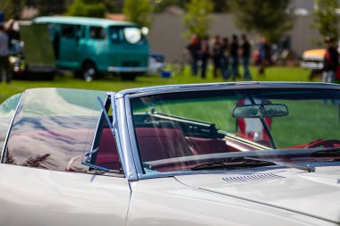 Eski klasik üstü açık araba.