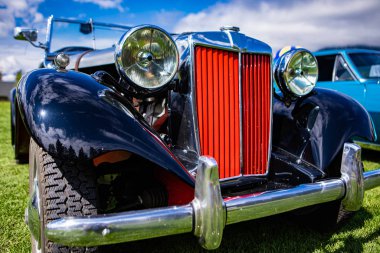 Klasik bir siyah antika araba, kırmızı ızgara.