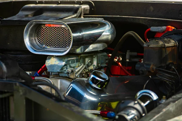 Klassieke Amerikaanse spier auto onder motorkap — Stockfoto