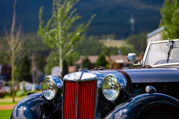 Een klassieke antieke zwarte auto, rode Grille — Stockfoto