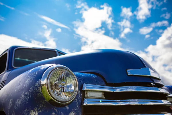 Antique American blue pickup car front — ストック写真