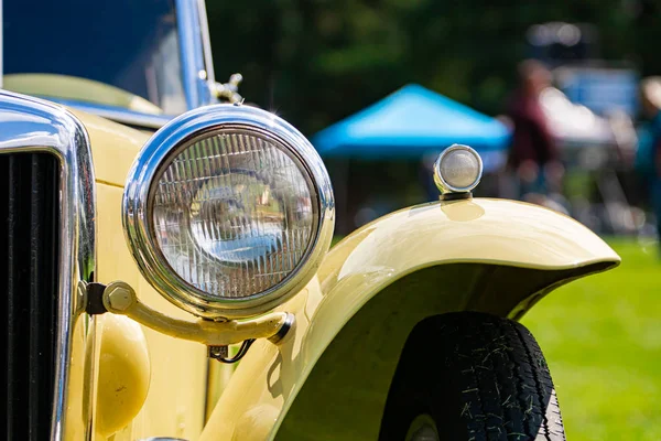 クリームホワイト古典的なアンティーク車のフロント — ストック写真