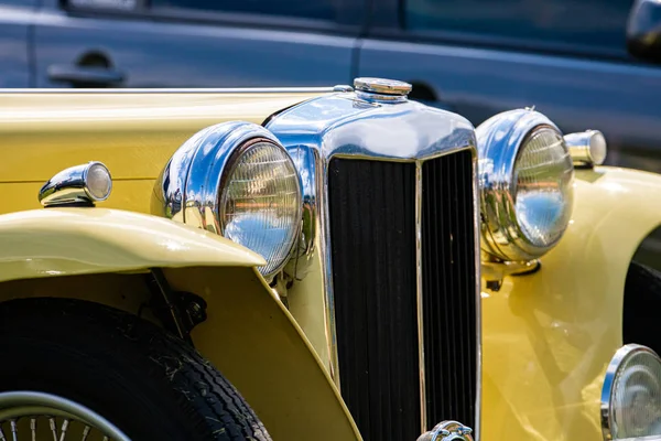 Crème blanc classique voiture antique avant — Photo