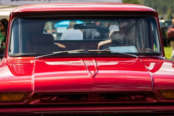 Klassiek antiek Amerikaans rood auto front — Stockfoto