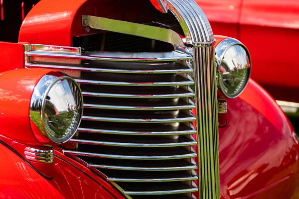 Antique American frente carro pickup vermelho — Fotografia de Stock