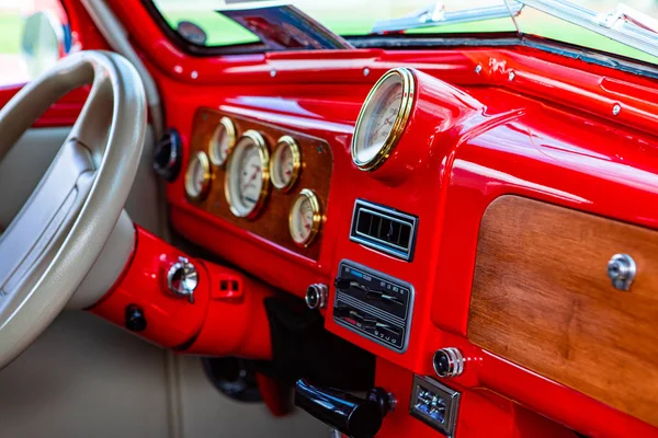 Tableau de bord antique classique voiture rouge — Photo