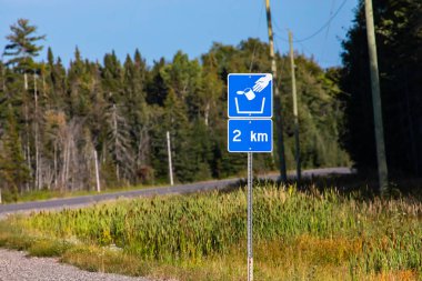 Mavi yol işaretinde çöp sembolü