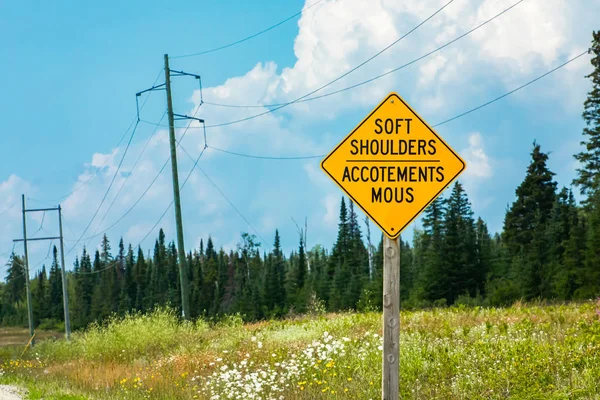 SOFT SHOULDERS, Accotements mous sign — Stockfoto