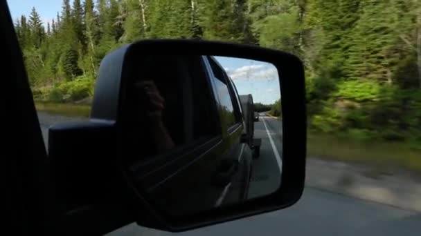 Vue du VUS et de la caravane dans le miroir latéral — Video