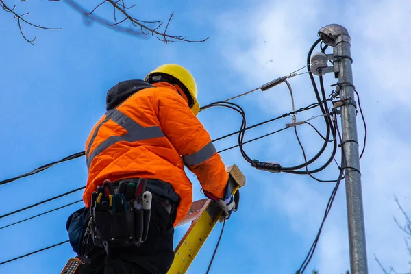 Técnico de telecomunicações no trabalho — Fotografia de Stock