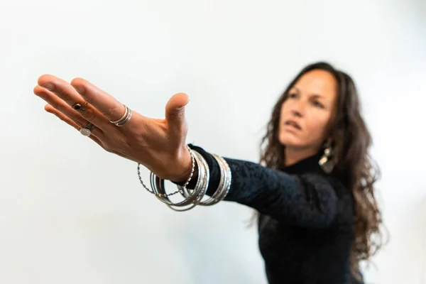 Femme saine pendant le cours de yoga fluide — Photo