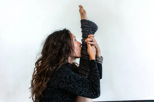 Mulher saudável durante a aula de ioga fluindo — Fotografia de Stock