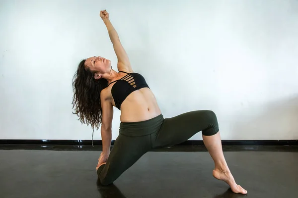 Egészséges nő az áramló jóga órán — Stock Fotó