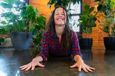 Yoga dersinde sağlıklı bir kadın.