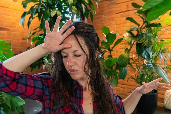 Egészséges nő az áramló jóga órán — Stock Fotó