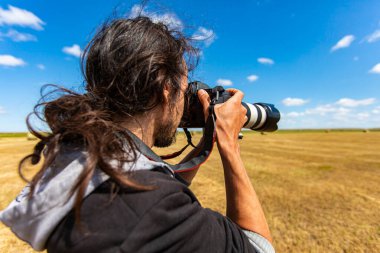 Kırsal kesimdeki çekim sırasında fotoğrafçı.