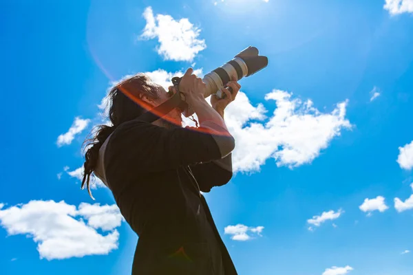 Férfi fotós lövöldözik az égen — Stock Fotó