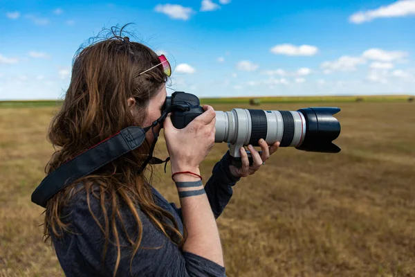 Kvinnan tar bilder på landsbygden. — Stockfoto