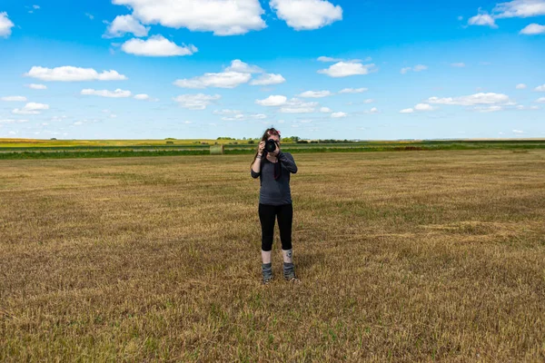 Femme prenant des photos dans la campagne. — Photo
