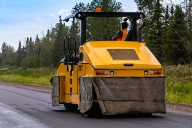 Yol kenarı yapımı ağır makineler