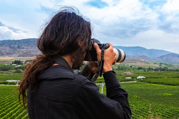 Fotograf fotografiert Weinberge — Stockfoto