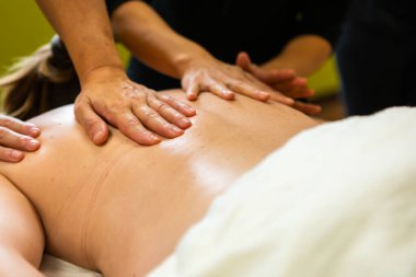 İsveçli masaj öğrencileri eğitim sınıfı