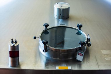 Cam yelkenli gemi deposu.