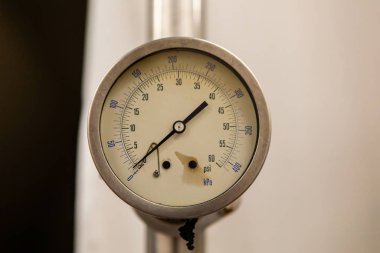Psi ve kpa 'da basınç analog göstergesi