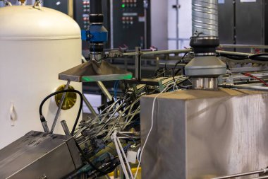 Endüstriyel bira fabrikasındaki çeşitli ekipmanlar