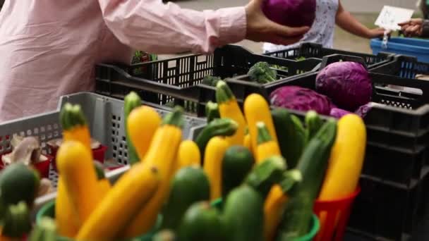 Produtos orgânicos frescos venda no mercado de rua — Vídeo de Stock