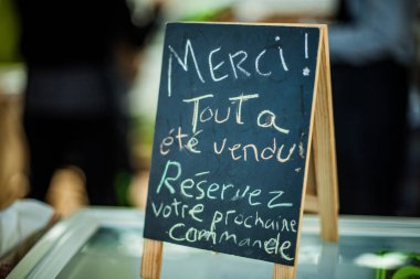 Arka tahtası Fransızca bir masada..