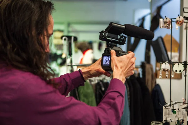 Filmación de cámara de mano para vídeo B-roll . — Foto de Stock