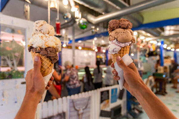 Мороженое в магазине сладостей
 