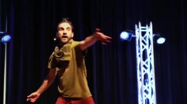 Yerel bir kelime olayında hikaye anlatıcısı